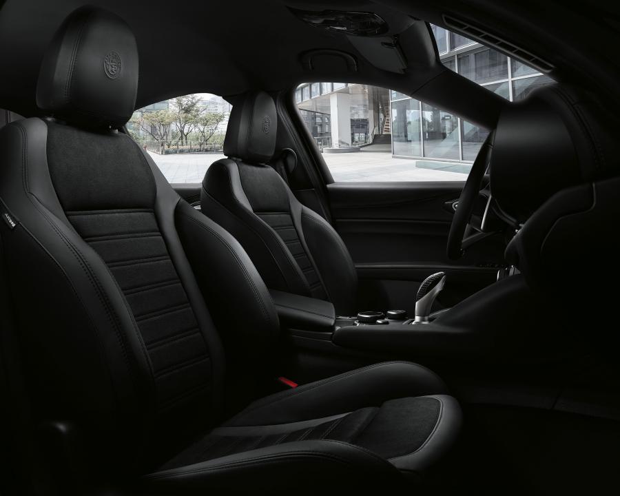 Интерьер Alfa Romeo Giulia Veloce Ti Q4 (952) 2018 года  (фото 3 из 9)